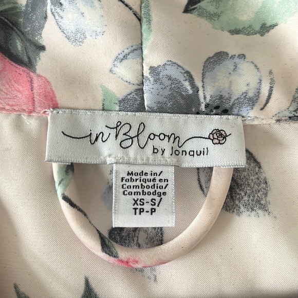 Satin floral lace trimmed robe - Picture 3 of 7